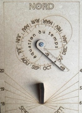 face Nord, avec volvelle d'équation du temps